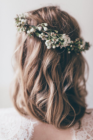 Une sublime couronne de fleurs pour votre coiffure de mariée