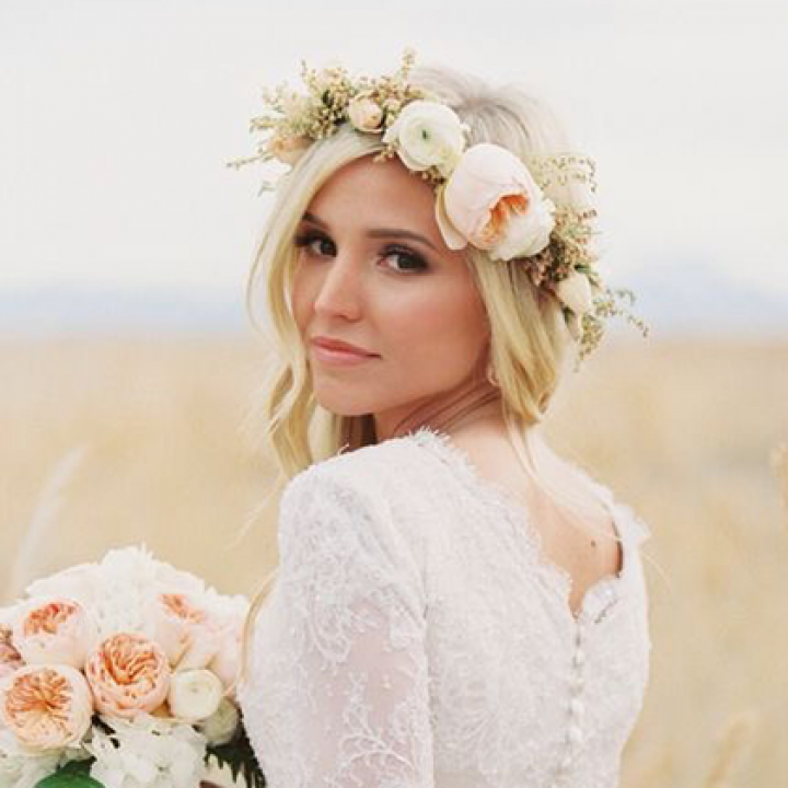 Une sublime couronne de fleurs pour votre coiffure de mariée